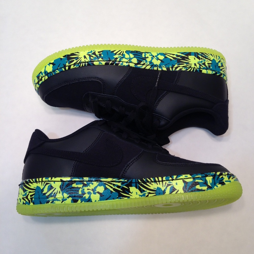 NIKE AIR FORCE 1s Big Kids size 7 BLACK/VOLT - Picture 2 of 5